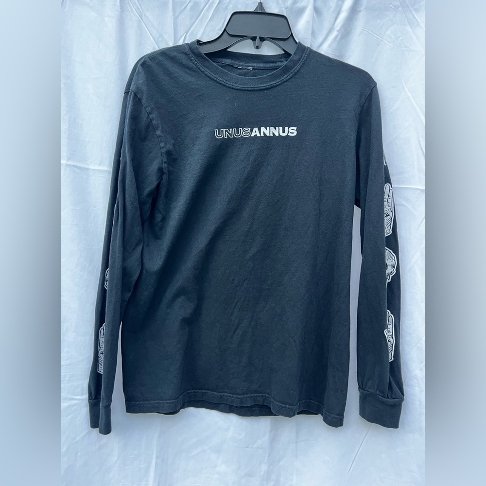 UNUS ANNUS Goddus Annus Long Sleeve Tee